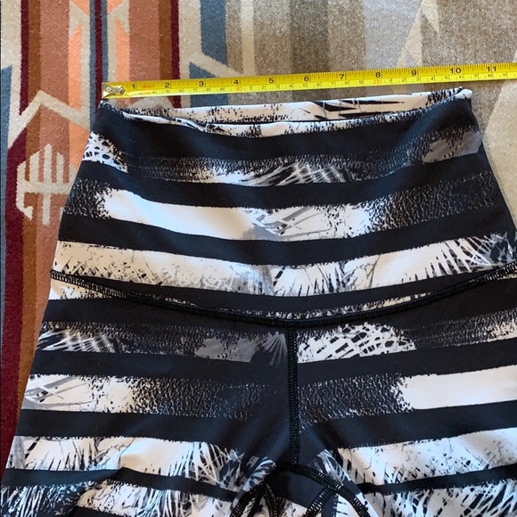 Limited edition print Lululemon Leggings size 4 - Picture 2 of 8